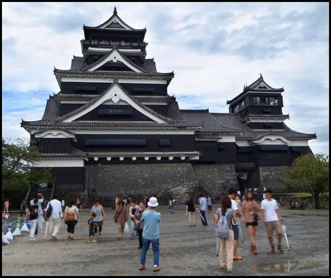 観光客が訪れる熊本城