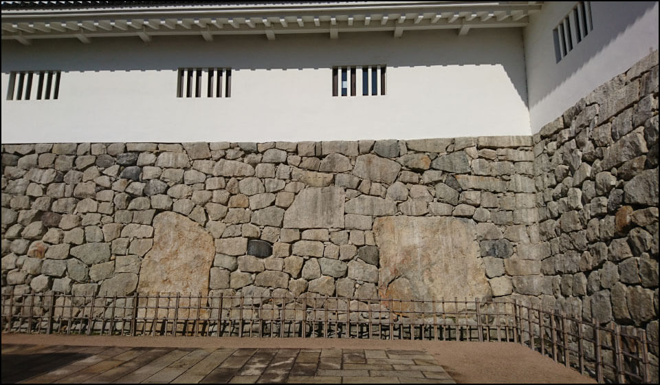 富山城の石垣と鏡石