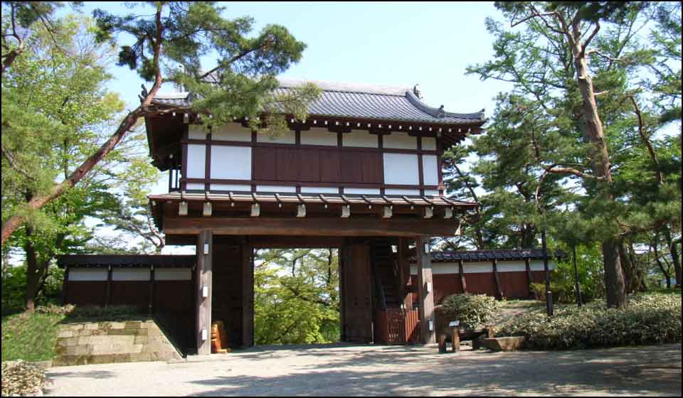 久保田城の復元された本丸表門